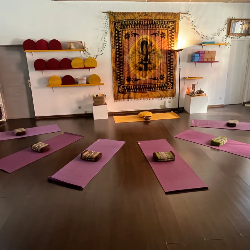 Salle de yoga avec tapis et coussins