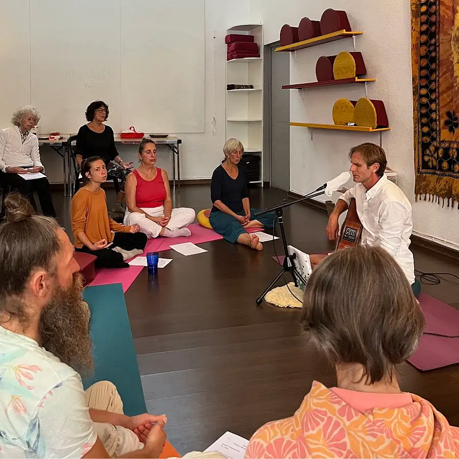 Groupe en méditation avec un musicien